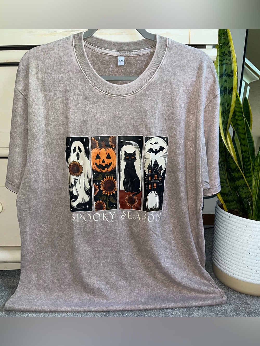 New! Halloween Graphic T-shirt “Spooky Season” L